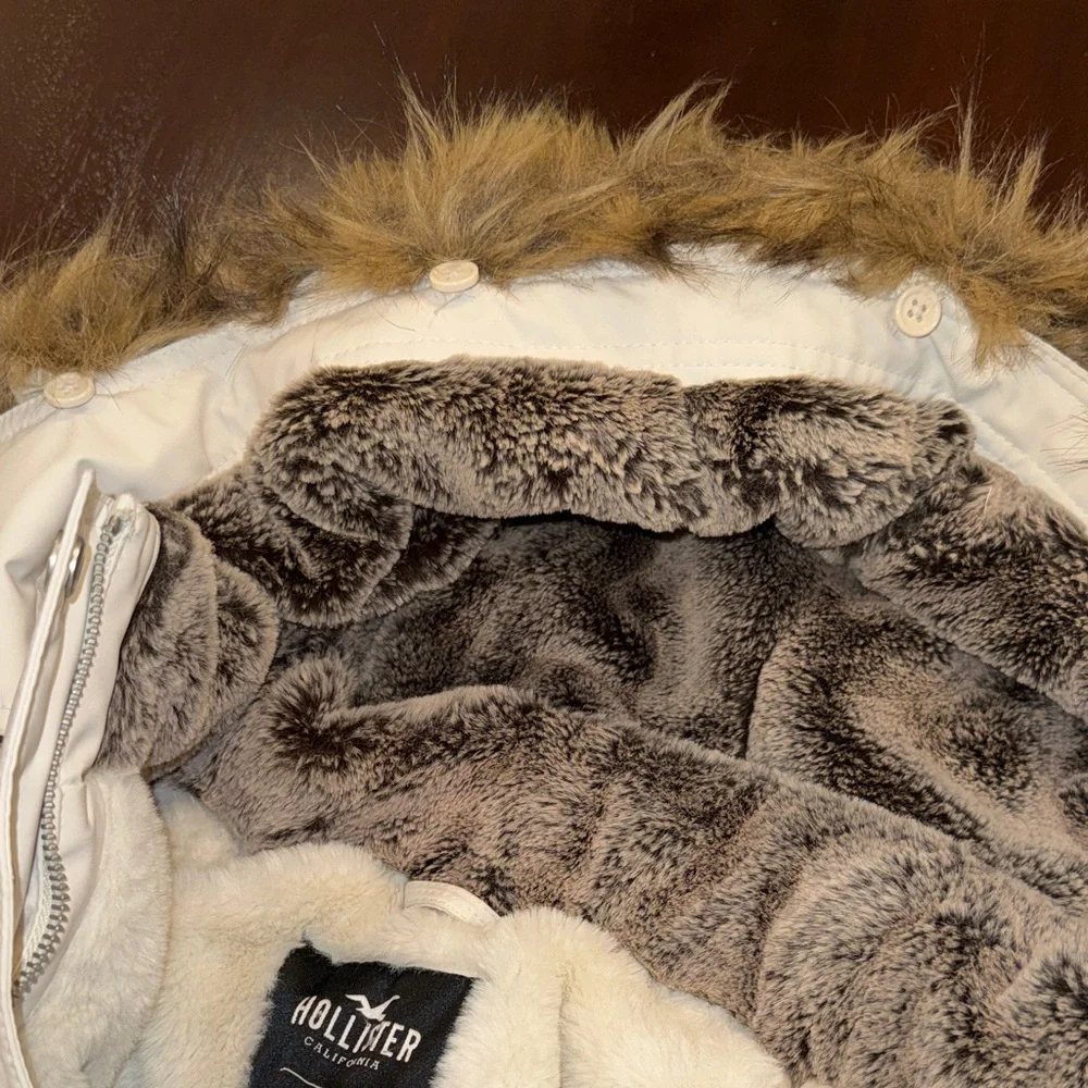 Hollister Cream Bomber Jacket with Faux Fur Hood Sz M - Picture 15 of 16